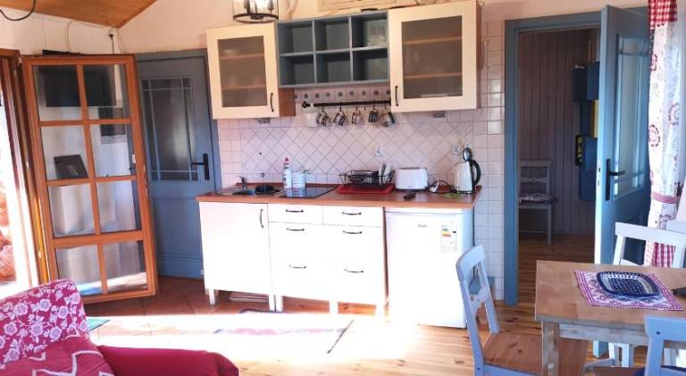Lodge with patio, barbecue & yard — photo 3