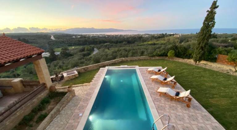 Spacious villa with terrace, private pool & garden | Suitable for remote work | Dogs allowed in Platanias