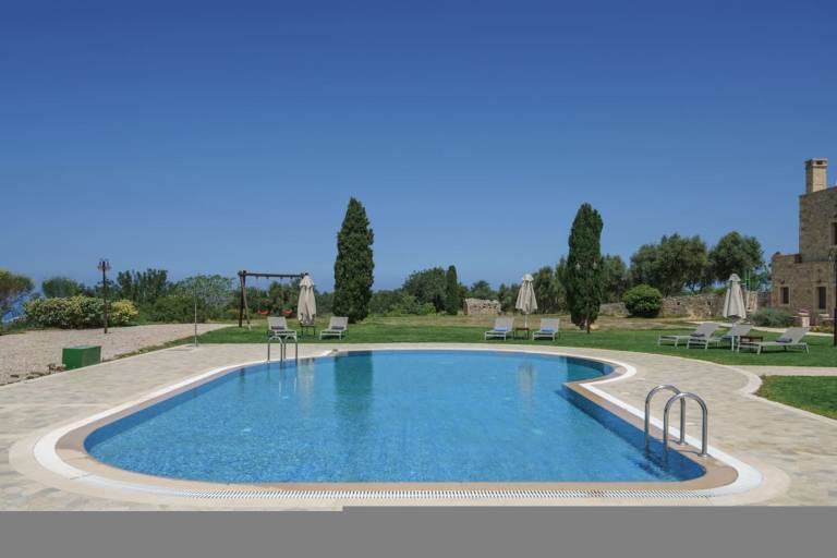Villa with yard & pool — photo 3