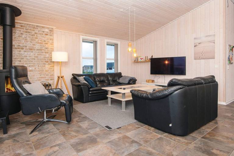 Charming vacation home with terrace, yard & BBQ | Dogs allowed — photo 3
