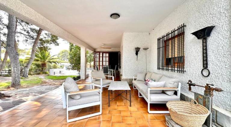 Villa with pool — photo 4