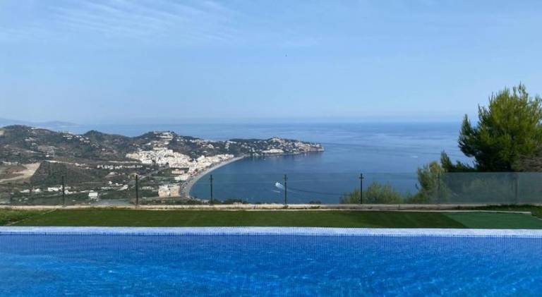 Half of the luxury villa with sea view and pool in natural park in Almunecar