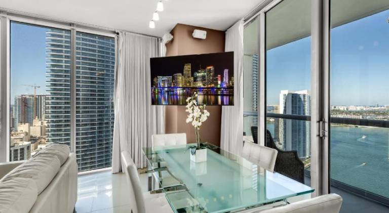 Big rental apartment with hot tub & pool | Close to Bayfront Park | Pet-friendly — photo 4