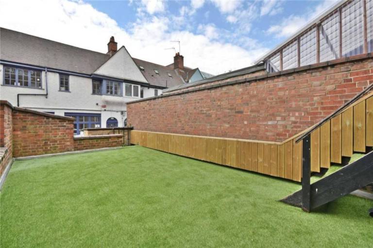 Apartment with garden & patio — photo 2