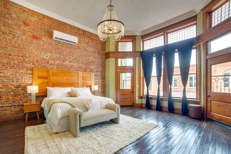 Studio w Private Balcony in Downtown Marshall