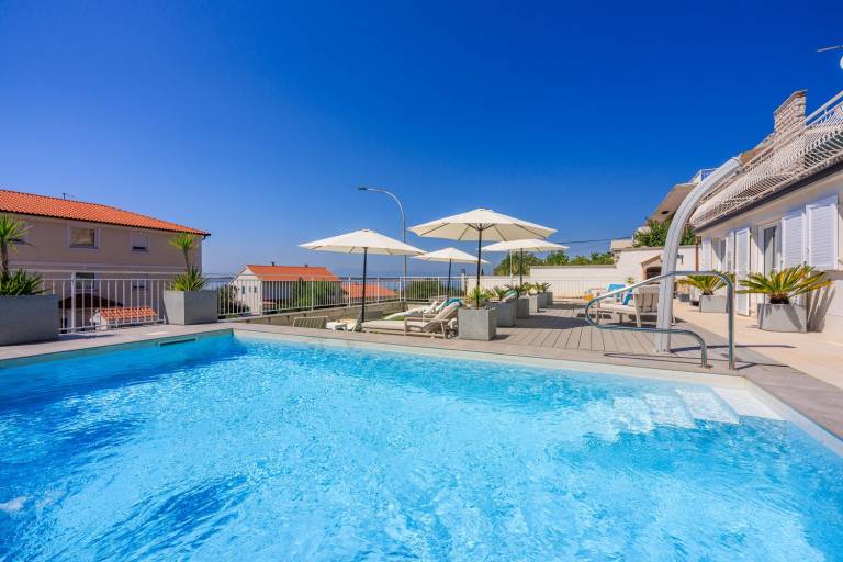 Unique apartment just 500 metres from the sandy beach with pool, home cinema, billiards and tennis lessons in Crikvenica