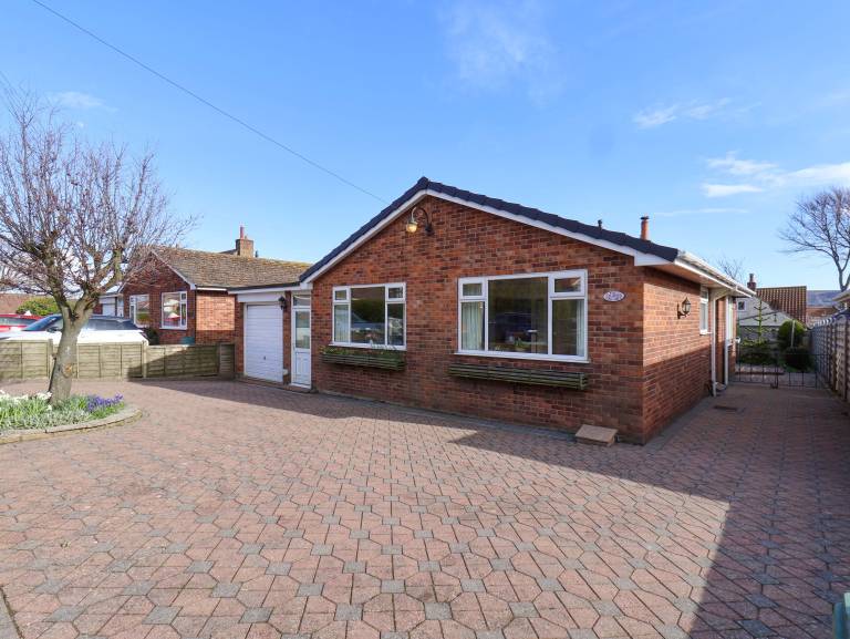 Cottage with yard | Beach view in Scarborough
