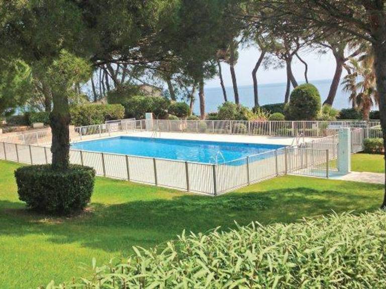 2-Bedroom Apartment with AC, Sea View, Sainte-Maxime — photo 3