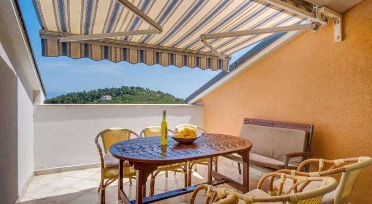 Apartment with garden, BBQ & terrace in Mali Losinj