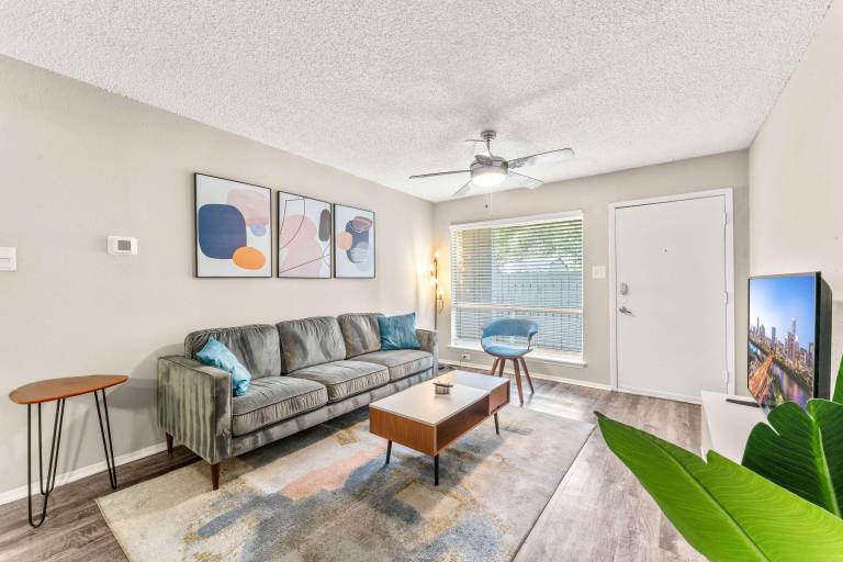 SoCo 2BR comfy suite w pool king bed fast WiFi