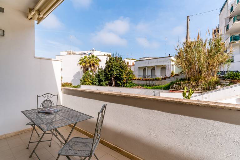 Private room with fast internet & patio | City view | Next to the beach | Pet-friendly — photo 2