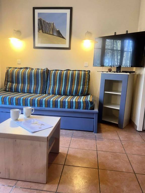 Holiday apartment with private pool & garden — photo 3