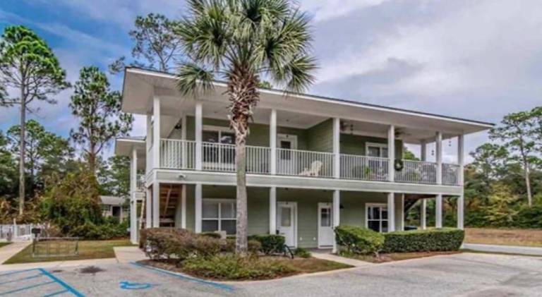 Condo w Pool near beaches, dining, shopping, etc in Gulf Shores, AL