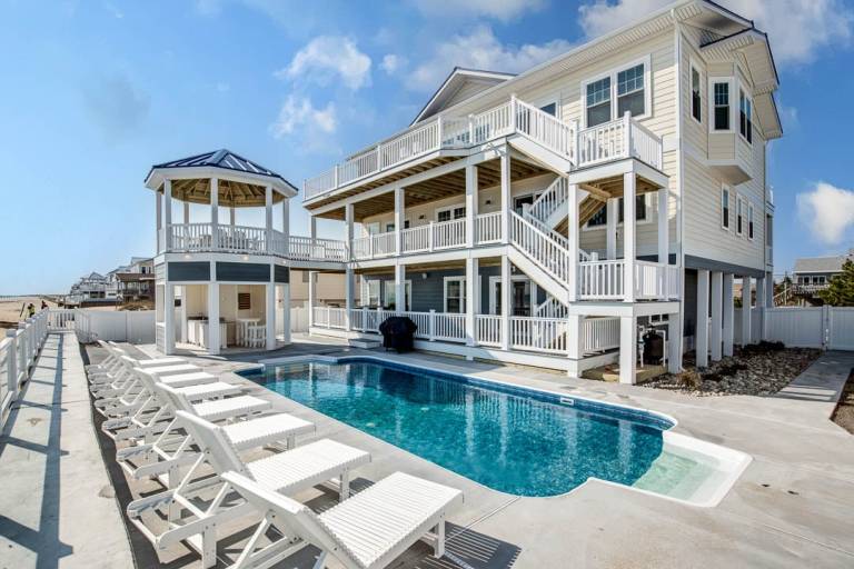 American Dream Oceanfront Dog Friendly, Private Pool, Hot Tub in Virginia Beach, VA
