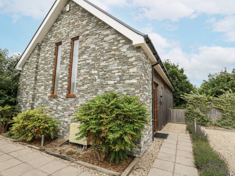 Cottage with yard — photo 2