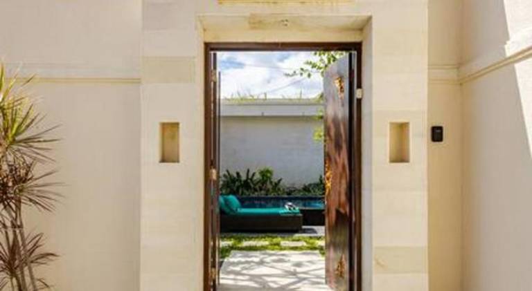 Villa with pool — photo 5