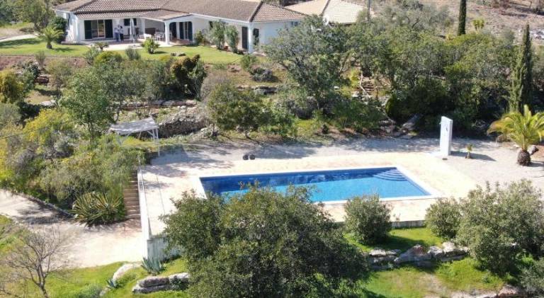 Villa with barbeque, patio & yard in Olhao