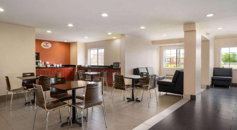 Super 8 By Wyndham Columbus West — photo 2