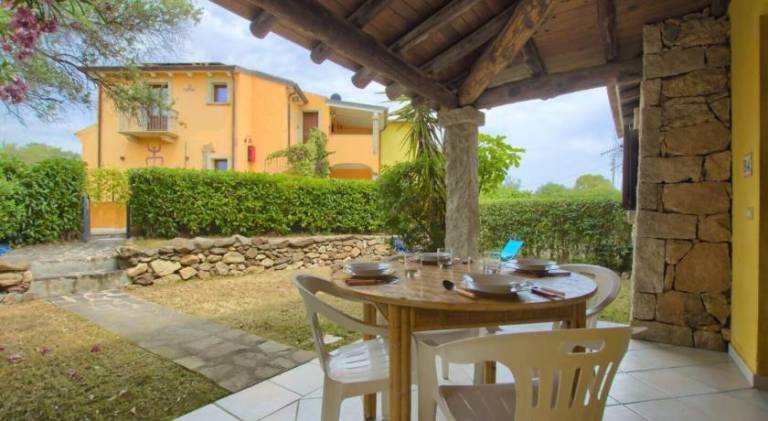 Holiday apartment with terrace & garden in San Teodoro