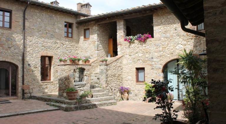 Country Home Tuscany - Courtyard Room — photo 4