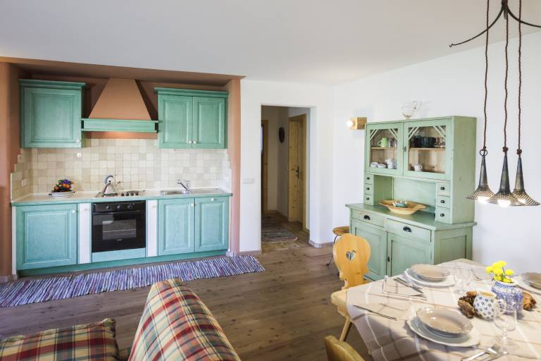 Family-friendly chalet with patio, jacuzzi & yard | Mountain view | Perfect for remote work | Dogs allowed — photo 4