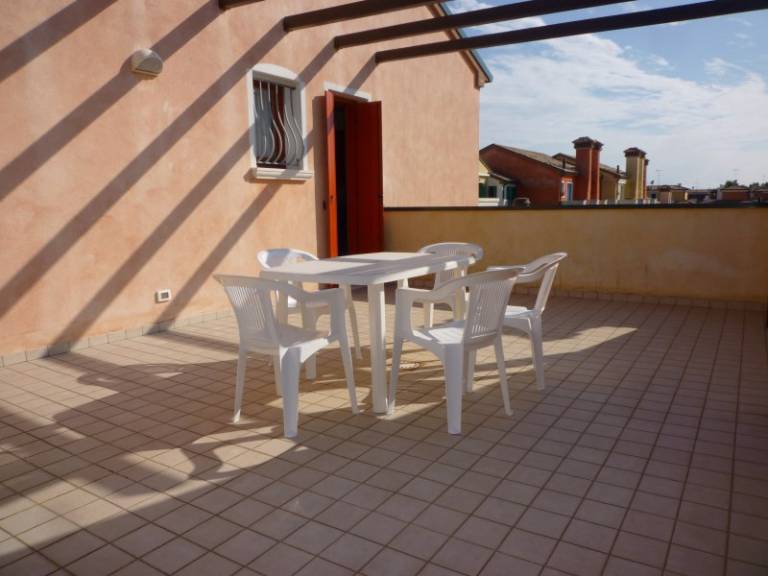 Apartment with pool & yard — photo 5