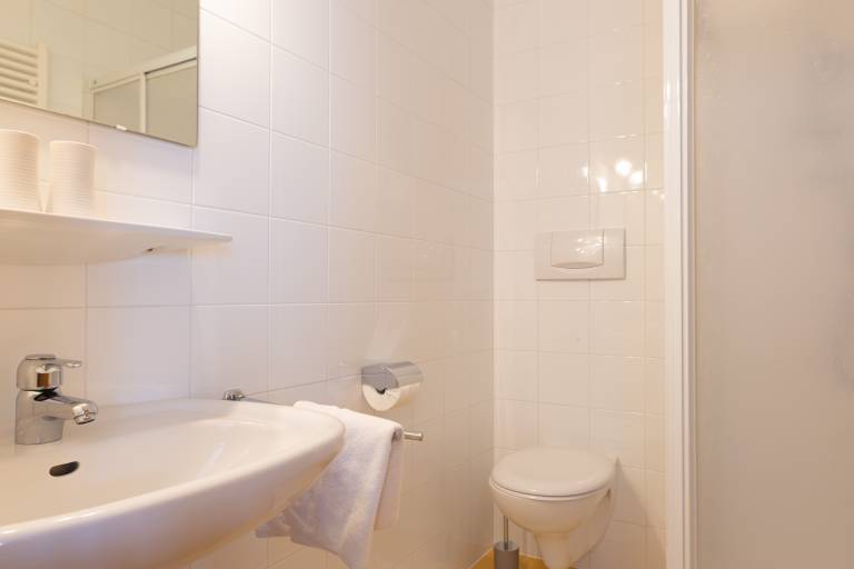 Lovingly Furnished Apartment with Balcony and Stunning City Views at Residence Margreth — photo 4