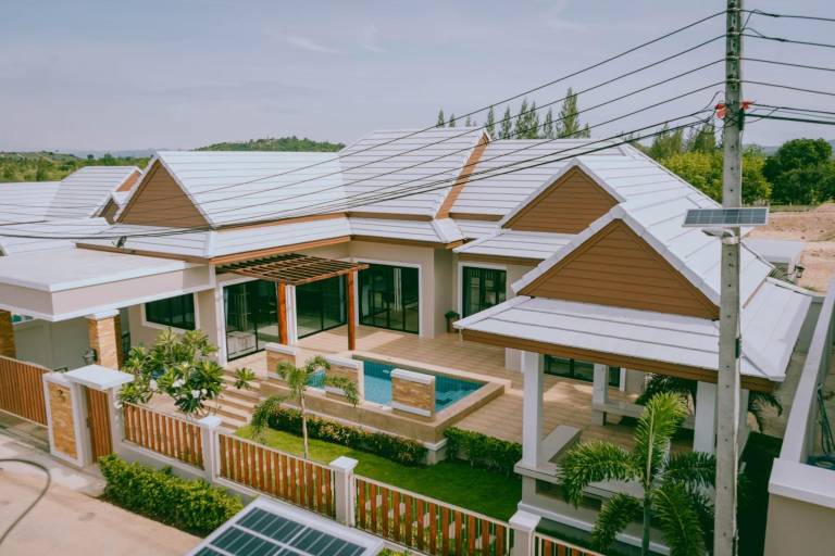 Wonderful villa with garden, patio & jacuzzi | Perfect for remote work | Dogs allowed in Pranburi