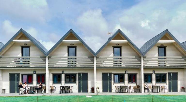 Lodge with terrace, barbeque & garden — photo 3