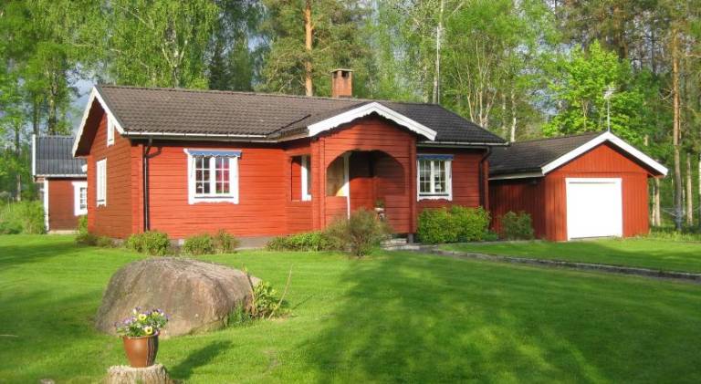 Lodge with yard, patio & BBQ in Torsby