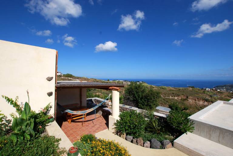 Rental apartment with patio, garden & barbeque in Lipari