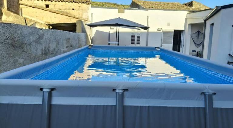 House with pool — photo 3