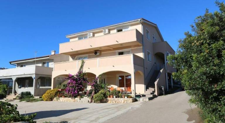 Rental apartment with BBQ & terrace | Pets are welcome in Novalja