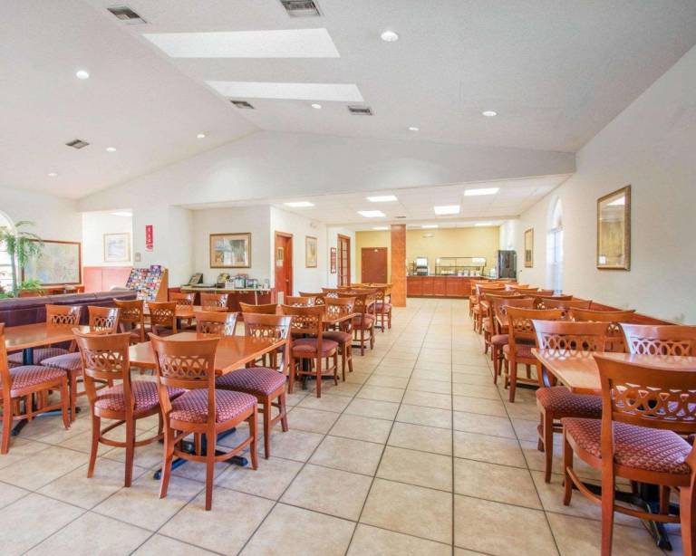 Econo Lodge Airport @ RJ Stadium — photo 4