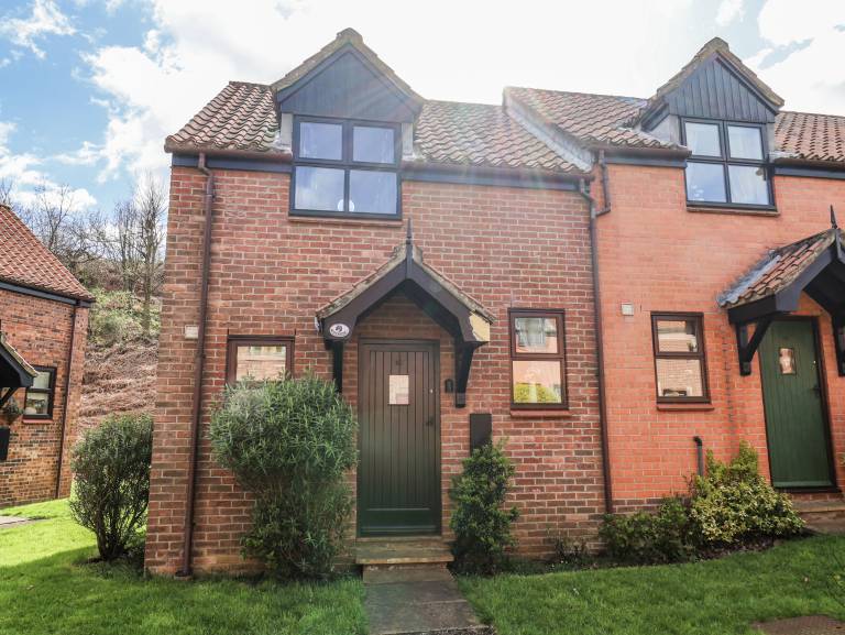 Cottage with patio & yard in Whitby