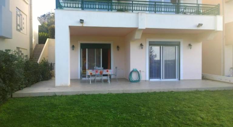 Rental apartment with BBQ, yard & terrace — photo 5