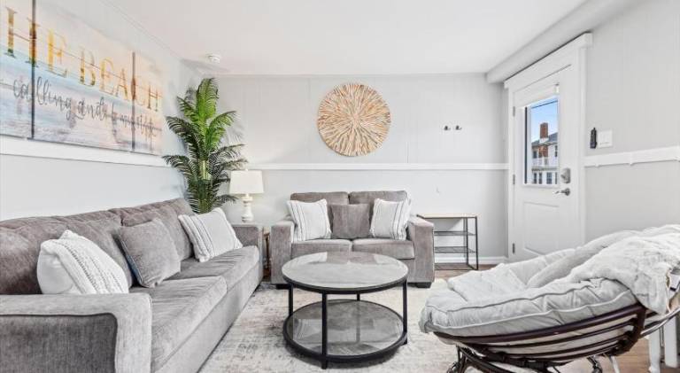 Modern Beach Retreat Sleeps 8 - Big Yard & BBQ in Pleasantville, NJ