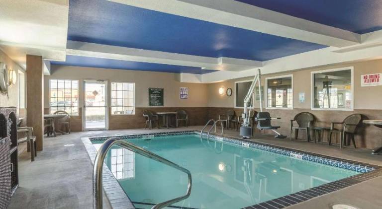 La Quinta Inn & Suites by Wyndham Kansas City Airport — photo 4