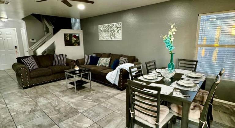 West PHX Cozy king suit with private bathroom Inside a house — photo 4