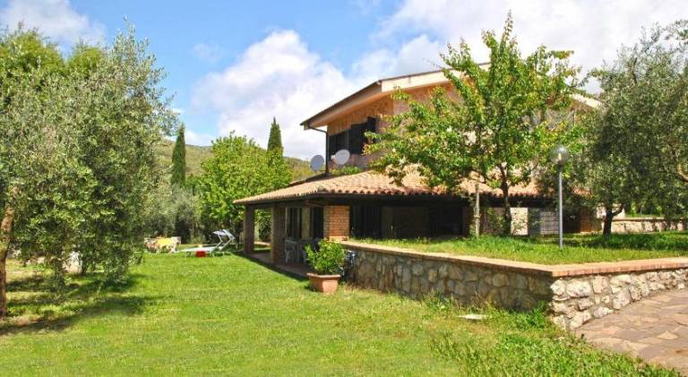 Villa with pool — photo 4
