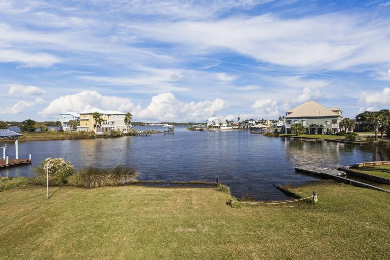 Unwind: Lagoon-front living with easy beach access! — photo 3