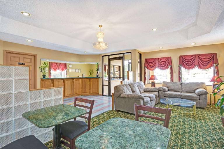 Travelodge by Wyndham Forest Park Atlanta South — photo 2