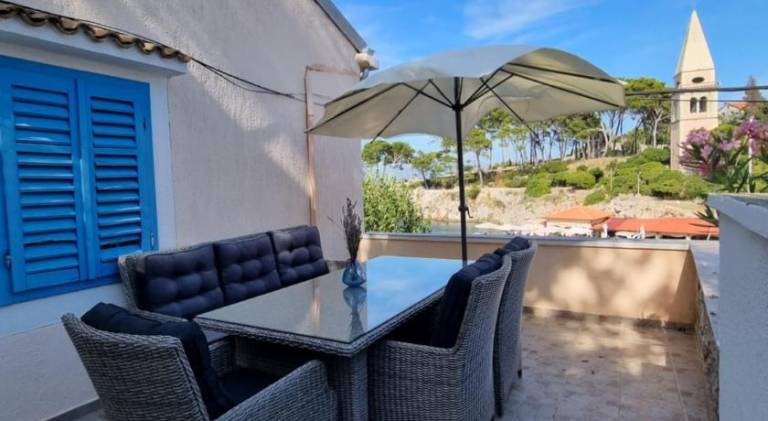 Holiday apartment with patio & yard — photo 2
