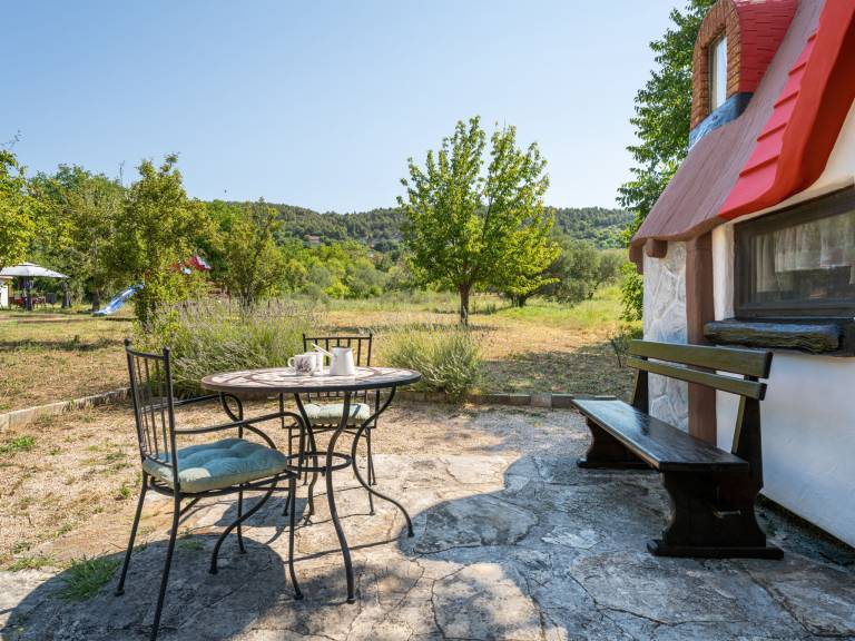 Vacation home with patio, yard & barbeque — photo 3