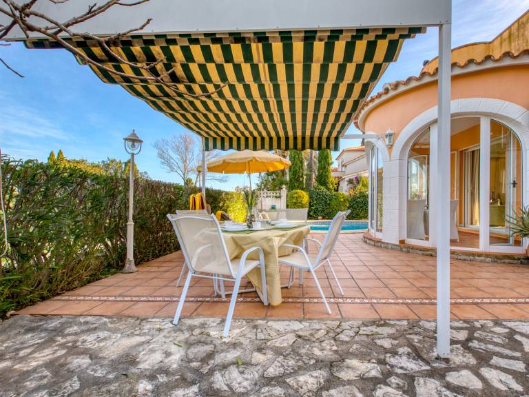 House with garden, terrace & grill — photo 2
