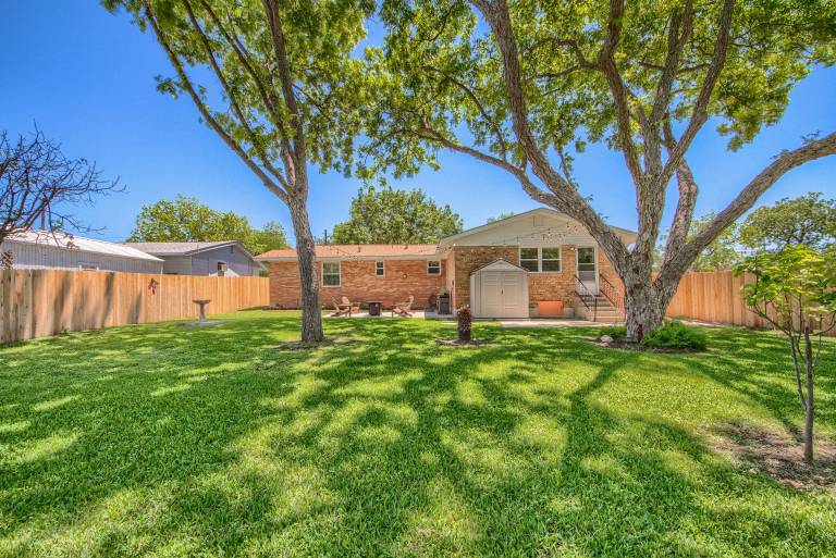Vacation home with yard — photo 5