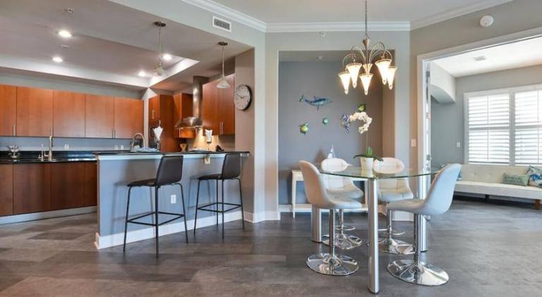 2 Bedroom 2 Bath Luxury condo with Oversized Patio & Outdoor Grill. — photo 3