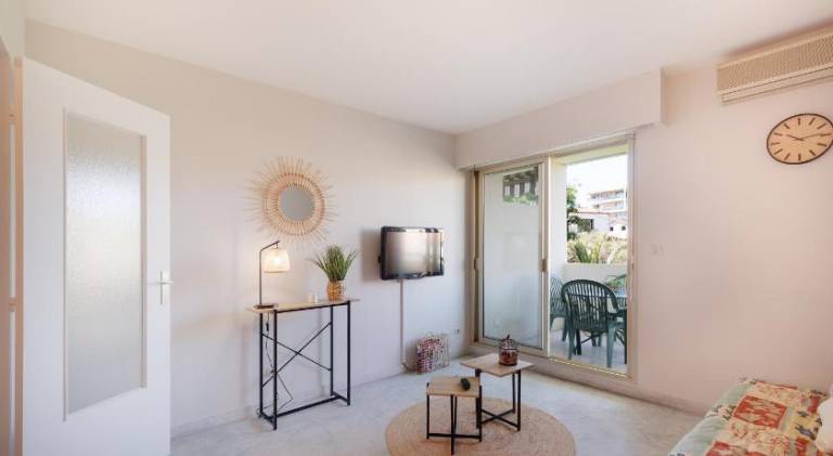 Rental apartment with private pool & terrace in Biot