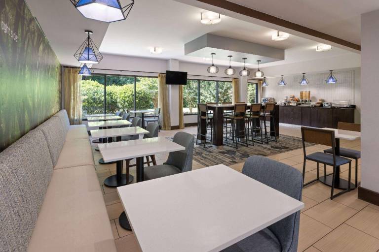 La Quinta Inn & Suites by Wyndham LaGrange / I-85 — photo 4