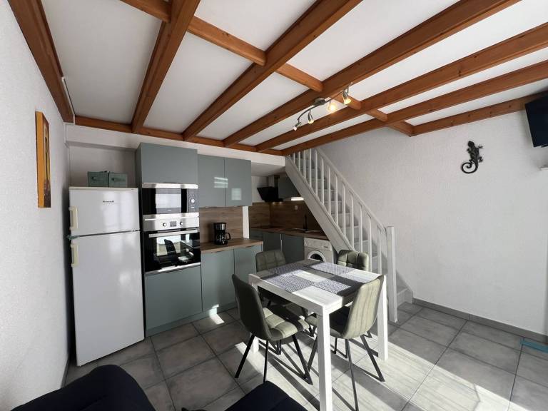 Charming 2-Bedroom Villa, Terrace, 250m to Beach, Sleeps 6, Quiet Area — photo 3